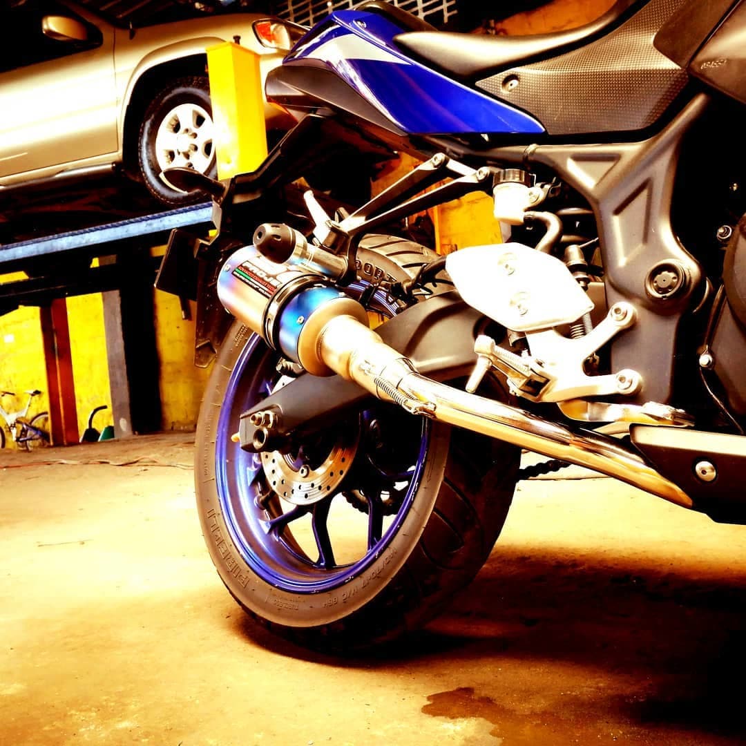 Exosto deportivo instalado en una moto