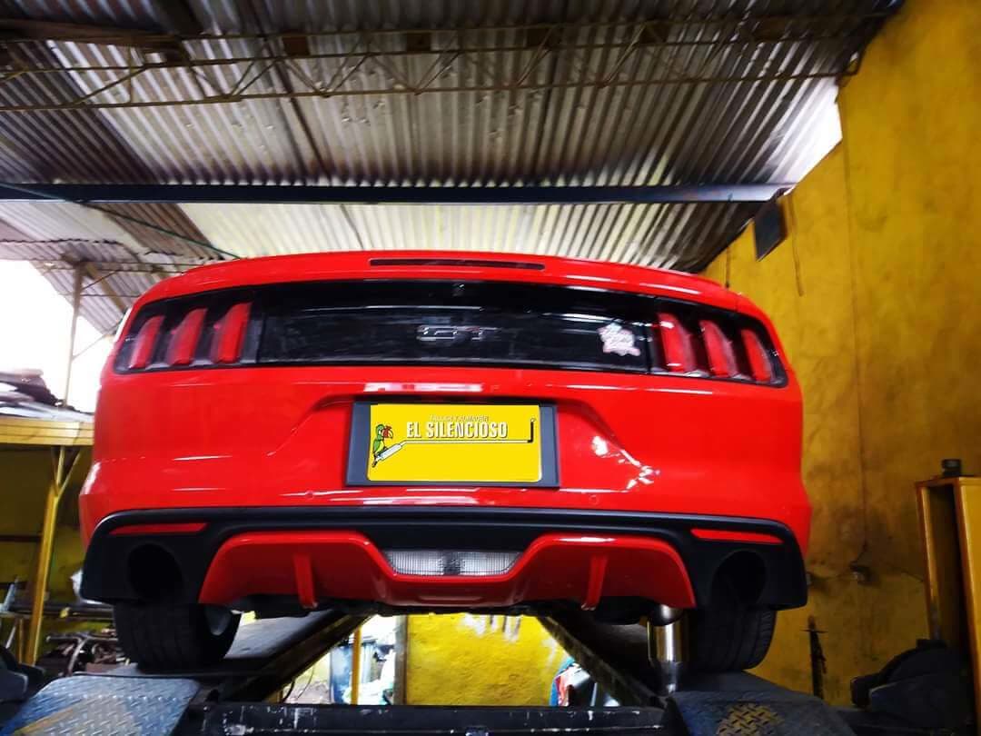 Mustang rojo con exosto nuevo saliendo del taller