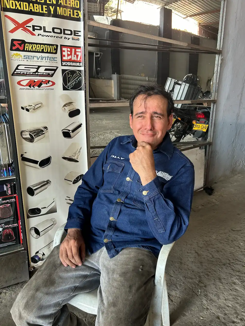 Experto del taller sonriendo