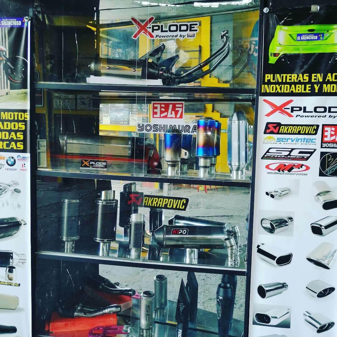 Almacén del taller con silenciadores y puntas de exosto en exhibición