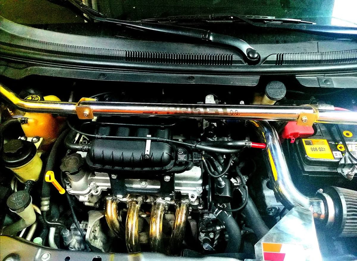 Headers en acero instalados en el motor de un carro