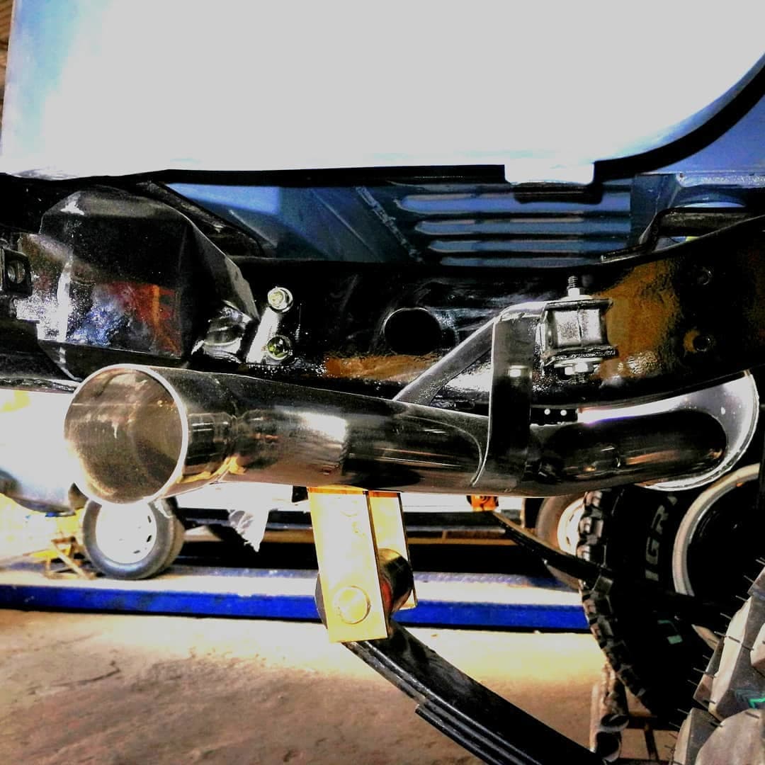 Tubo de exosto en acero inoxidable instalado bajo un carro en el elevador