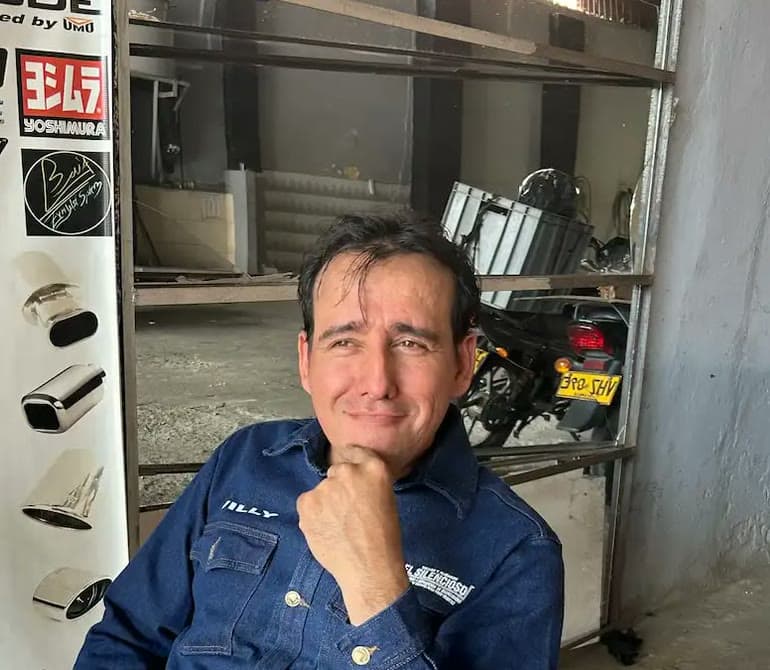 Uno de los dueños del Taller el Silencioso junto a la vitrina de puntas de exosto