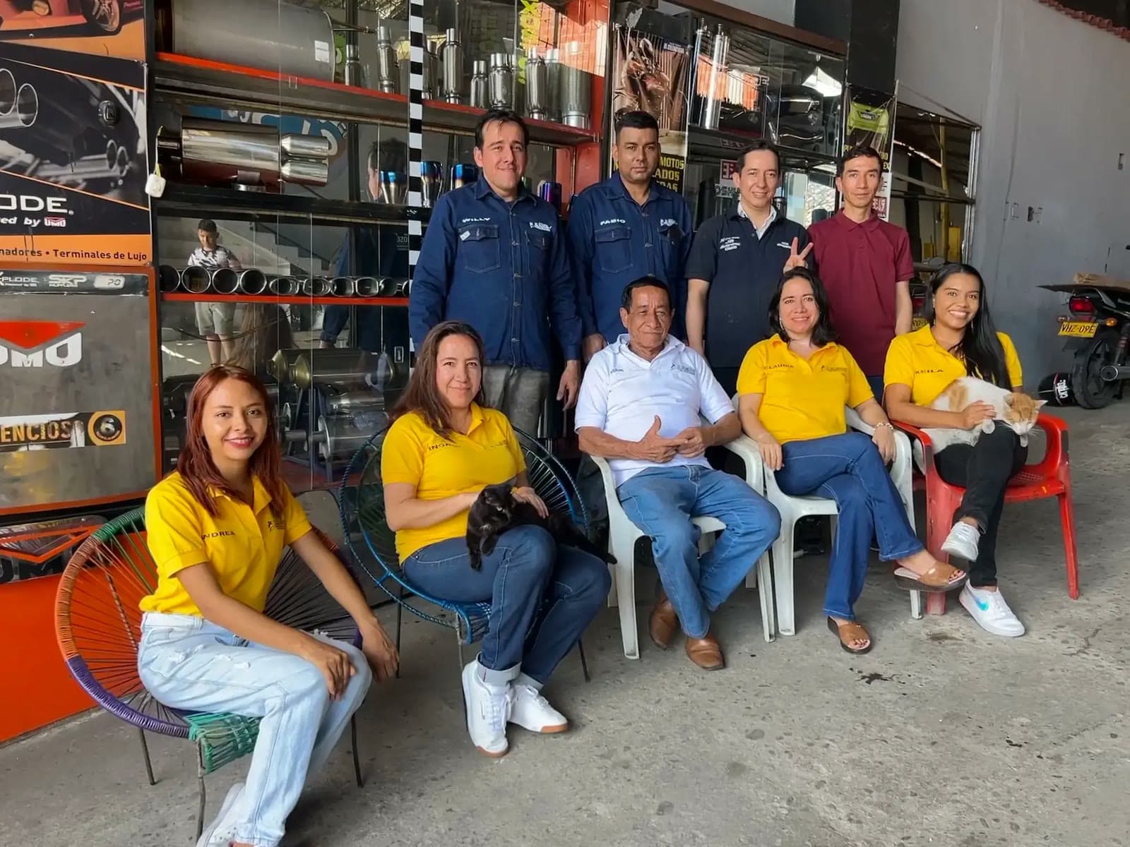 La familia del Taller el Silencioso reunida en el taller